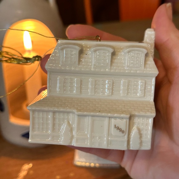 Lenox Annual Christmas Ornament 1987 & The Lenox Christmas Village Inn 1990 - Picture 7 of 10